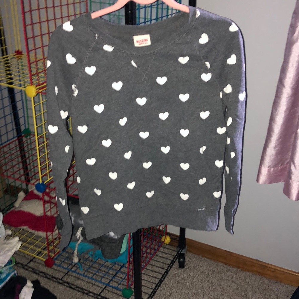 Gray crewneck with hearts pattern